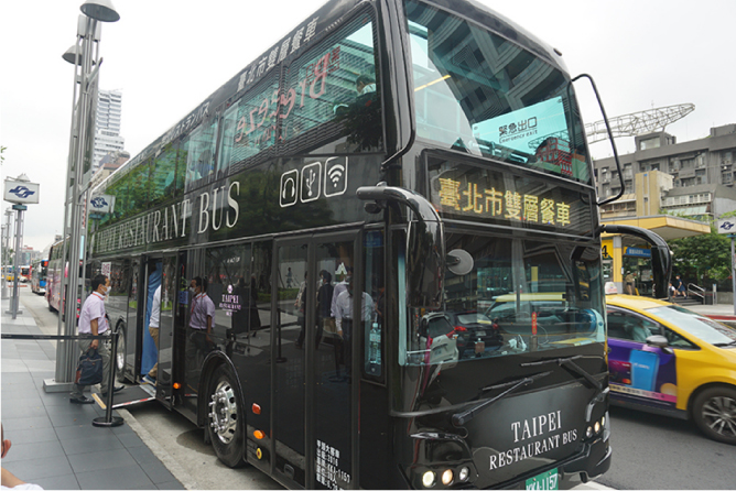 台北市内の街並みを眺めながら5つ星ホテルの味を堪能できる２階建て「台北レストランバス」登場！