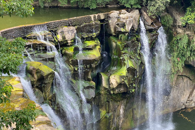 マイナスイオン溢れる癒しの写真映えスポット「十分の滝」
